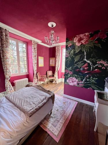 Schlafzimmer mit rosa Wänden, einem Bett und einem Gemälde in der Unterkunft Maison de Mags & Mags Marie Antoinette Room in Lanouaille