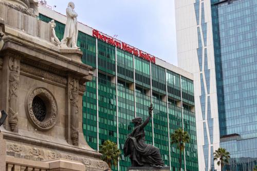 墨西哥城的住宿－瑪利亞伊莎貝爾墨西哥城喜來登酒店，建筑物前的女人雕像