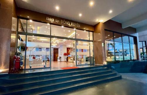 a building with stairs in front of a store at Đông Xuyên Hotel in Long Xuyên