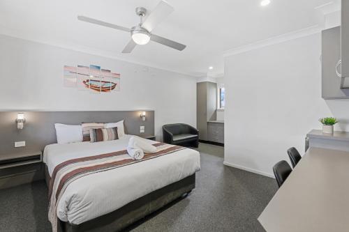 Econo Lodge Chaparral Motel Ballinaにあるベッド