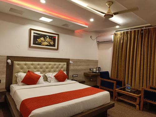 Een bed of bedden in een kamer bij Hotel The King near mall rd mcleodganj