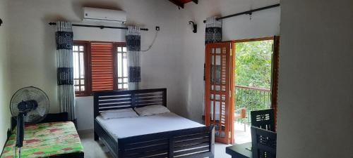 Una cama o camas en una habitación de New White House Ratnapura