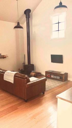 Televisyen dan/atau pusat hiburan di Tumbledown Barnhouse