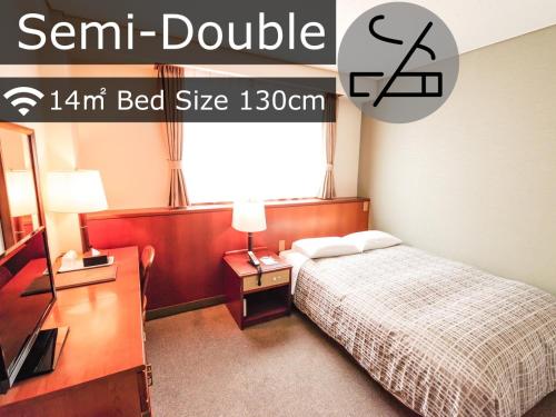 1 dormitorio con cama, mesa y espejo en Reisenkaku Hotel Ekimae, en Fukuoka