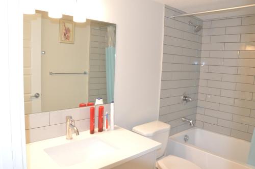 une salle de bain avec un lavabo, des toilettes et une baignoire dans l'établissement Secondary Suite, Separate Entrance NW Calgary, à Calgary