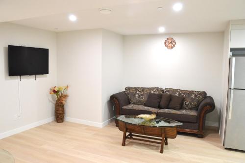 un salon avec un canapé et une table dans l'établissement Secondary Suite, Separate Entrance NW Calgary, à Calgary