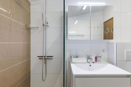 Bathroom sa Savoleyres 35 Centrally placed ski in/out apartment next to lift with garage