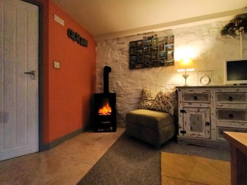 Χώρος καθιστικού στο Yr Hen Efail - Quirky Old Smithy cottage near forest walks, cycling & lakes