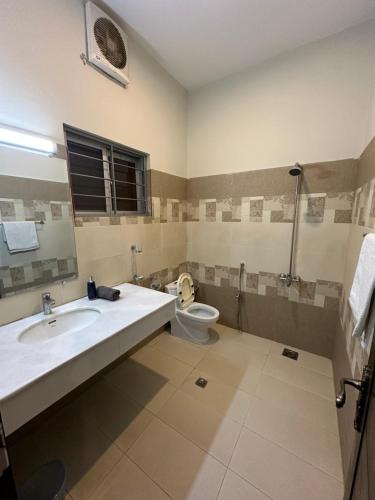 ein Bad mit einem Waschbecken und einem WC in der Unterkunft Cielo in Islamabad