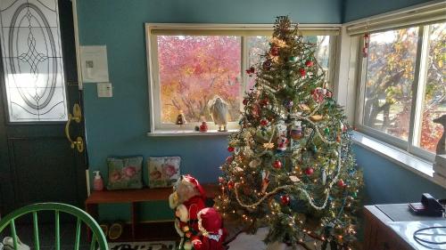 a christmas tree in a room with a window at 鉢巻山荘 連泊プランあり in Omura