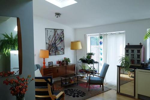 sala de estar con sillas, mesa y espejo en Comfortable artistic house welcomes you! en Oxford