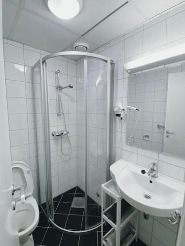een badkamer met een douche, een toilet en een wastafel bij Apartment in the heart of Bergen in Bergen