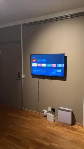 een woonkamer met een flatscreen-tv aan de muur bij Apartment in the heart of Bergen in Bergen