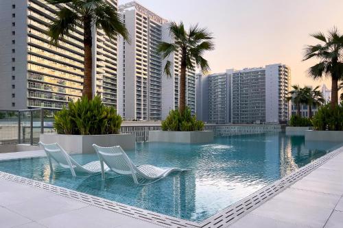 Bazén v ubytování Luxury apartments in Business Bay nebo v jeho okolí