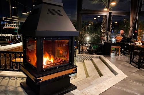 シアジクにあるMaya Bistro Hotel & Beachの部屋中の暖炉