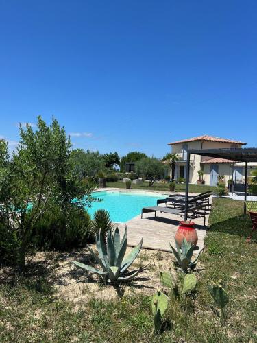 - une piscine avec un kiosque et une table de pique-nique dans l'établissement Gîte Crest, avec terrasse et piscine., à Crest