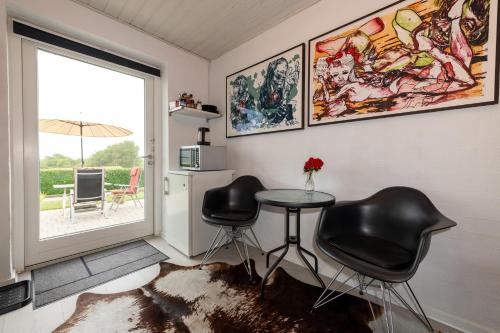 a kitchen with two chairs and a table and a window at Bed & Breakfast Horsens - Udsigten in Horsens