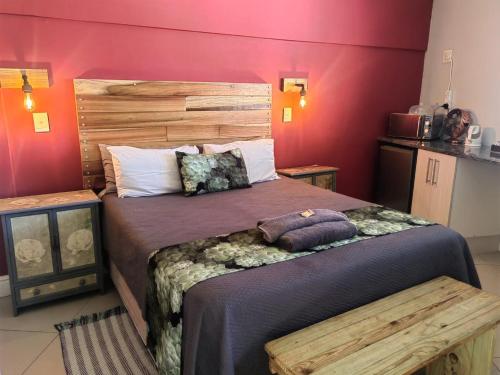 1 dormitorio con 1 cama grande y cabecero de madera en @47 Galpin en Puerto Elizabeth
