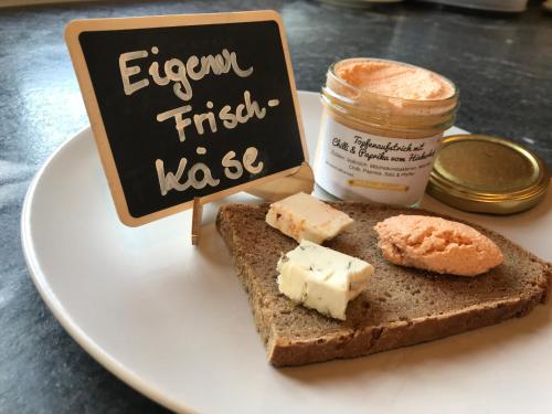 um prato com um pedaço de pão com queijo e um cartaz em Hinkerhof em Schladming