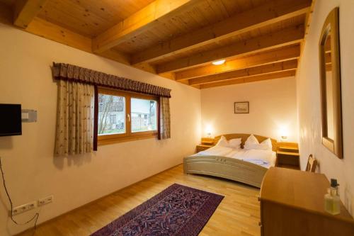 a large bedroom with a bed and a window at Skiblickhaus in Russbach am Pass Gschütt