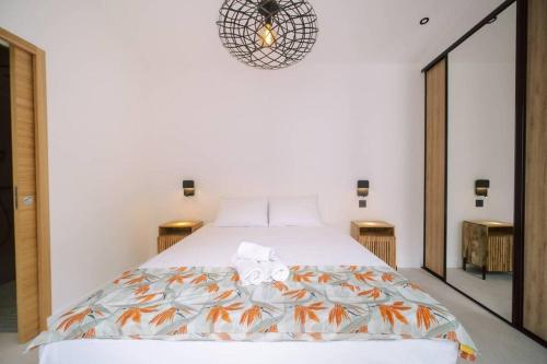 A bed or beds in a room at Summer Cosy - Villa 2 chambres avec piscine chauffée et jacuzzi intégré idéalement située Chemin Summer