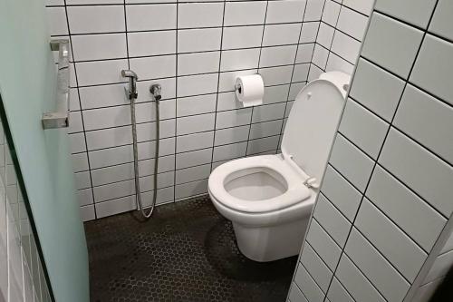 ein Badezimmer mit einem weißen WC in einer Kabine in der Unterkunft Cozy Flexus Signature Netflix, Pool and Privacy in Kuala Lumpur