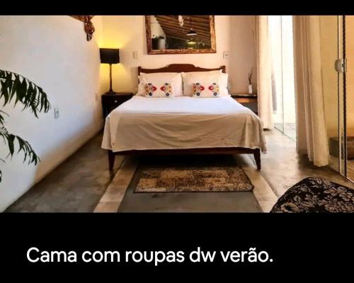 1 dormitorio con 1 cama con 2 almohadas en Quinta do Moçambique, en Florianópolis