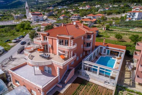 uma vista aérea de uma casa com piscina em Villa My Dream in Kastel Stari em Kaštel Stari