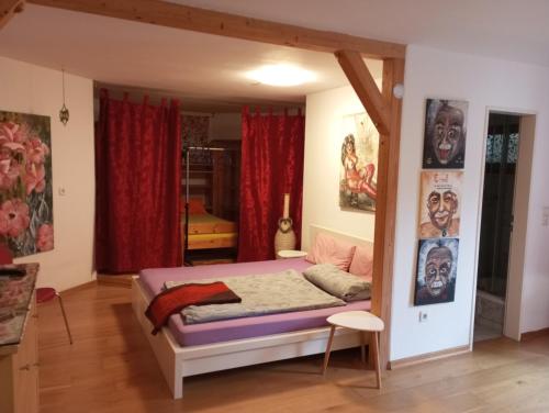 een slaapkamer met een bed in een kamer met rode gordijnen bij Atelier Mariaberg in Kempten