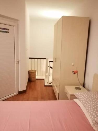 1 dormitorio con 1 cama y escritorio con lámpara en Cosy duplex in Trou aux Biches, en Trou aux Biches