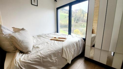 Postel nebo postele na pokoji v ubytování Alptime Tiny Lodge