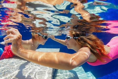 twee meisjes in badpakken in een zwembad bij Superb 8 Berth Caravan At Steeple Bay Holiday Park, Essex Ref 36039f in Southminster