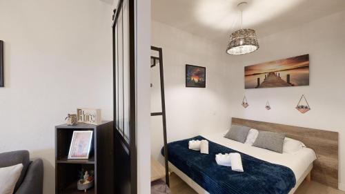 une chambre avec un lit avec une couverture bleue dans l'établissement expat renting - L’Evasion - Saint Michel - Métro, à Toulouse