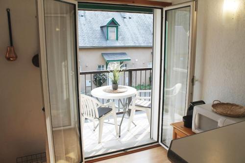 une vue d'un balcon avec une table et des chaises dans l'établissement Soleado apartamento en el corazón de los Pirineos, à Esquièze - Sère