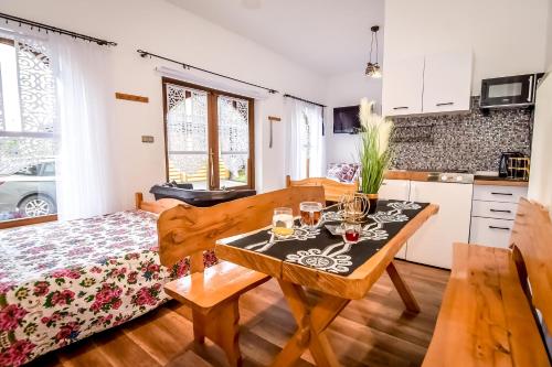 eine Küche und ein Wohnzimmer mit einem Tisch und Stühlen in der Unterkunft U Ireny in Zakopane
