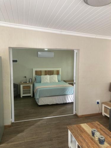 ein Schlafzimmer mit einem Bett in einem Zimmer in der Unterkunft Tinroofs Cottage in Kelso