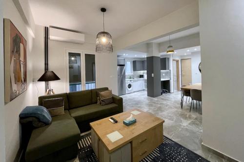 - un salon avec un canapé et une table dans l'établissement Stunning 2 BR Near Acropolis, à Athènes
