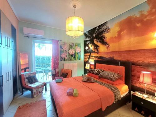 1 dormitorio con 1 cama grande de color naranja y lámpara de araña en Primavera Holiday Home, en Vrachati