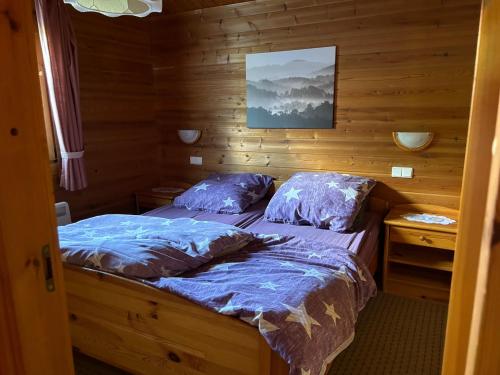 a bedroom with two beds in a cabin at Ferienhaus Nr 10, Typ A, Feriendorf Jägerpark, Bayerischer Wald in Viechtach