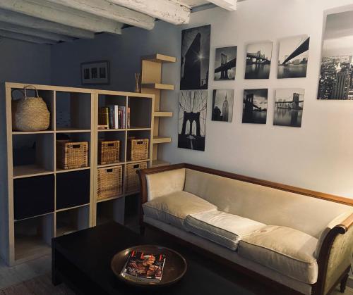 Orotava The Home - Vacational rental with the lifestyle of 1700 and the comfort of 2022 في لا أوروتافا: غرفة معيشة مع أريكة وطاولة