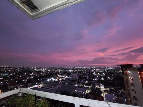 - Vistas al perfil urbano por la noche en Apartemen Casablanca East Residence, en Yakarta