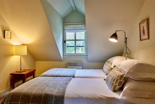 deux lits dans une chambre avec une fenêtre dans l'établissement L' Annexe du 10Honfleur, à Honfleur