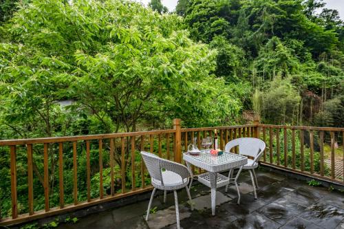 Un balcón o terraza en Zhangjiajie One city one inn