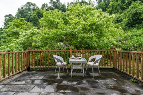 Un balcón o terraza en Zhangjiajie One city one inn