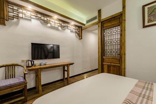 Una cama o camas en una habitación de Zhangjiajie One city one inn