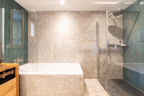 y baño con ducha y bañera. en Chalet du Tricot - Vue sur le Mont Blanc, en Saint-Gervais-les-Bains