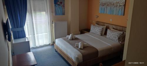 Un dormitorio con una cama con dos velas. en Hili Hotel, en Alexandroupoli