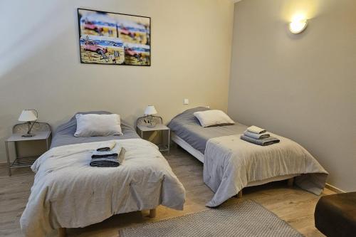 Habitación con 2 camas y toallas. en MAS PAPABIOU, en Eygalières