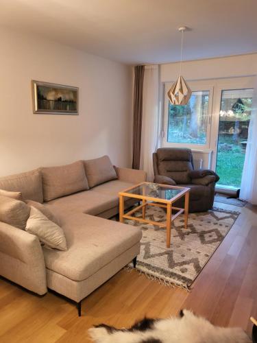 een woonkamer met een bank en een tafel bij Bjelasnica MAGIC MOUNTAIN in Bjelašnica