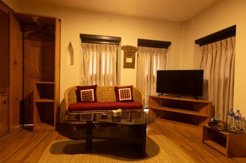 Una televisión o centro de entretenimiento en Subha Casa Hotel
